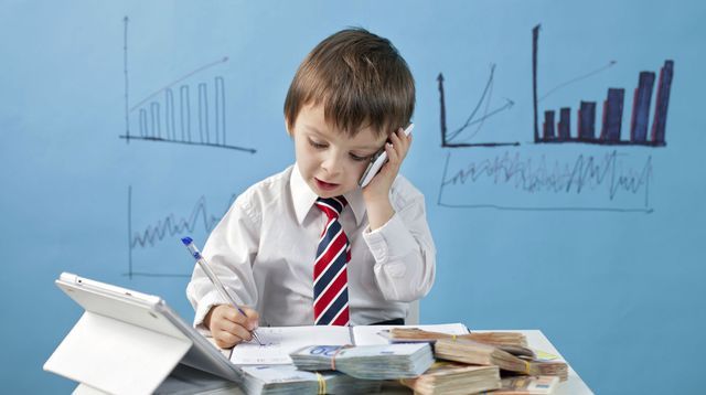 Child learning to recognise digital money risks